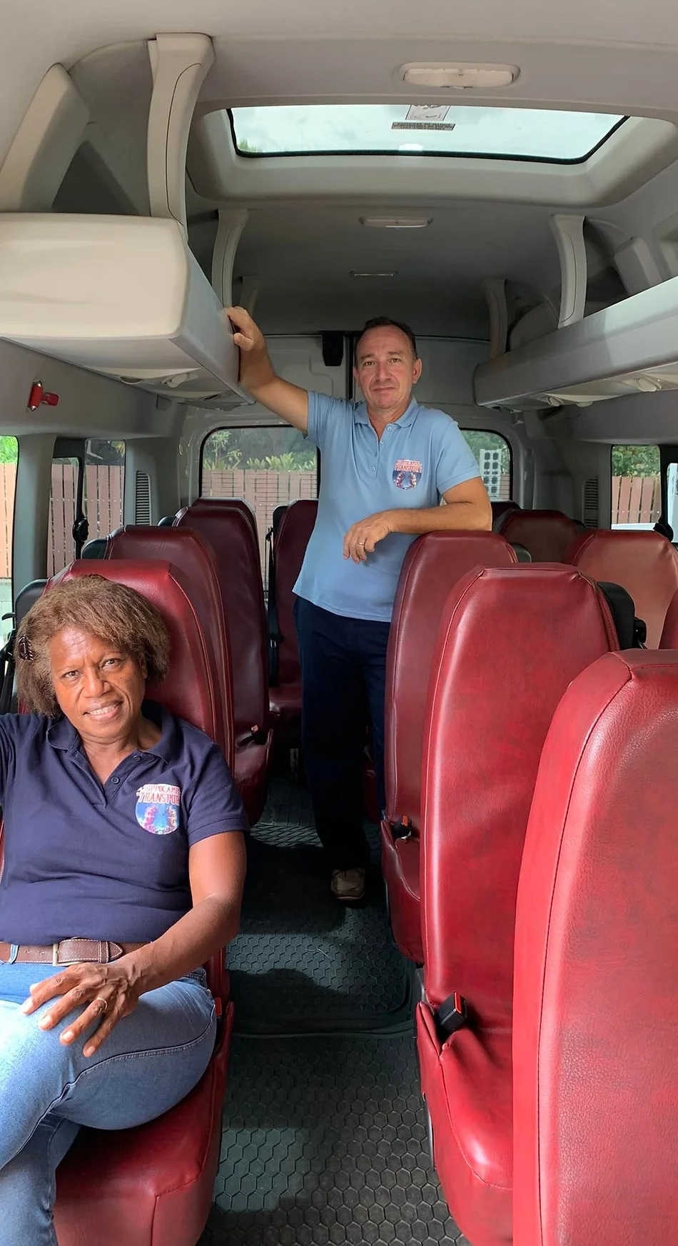 Adèle et Patrick dans le bus Hippocampe Transport